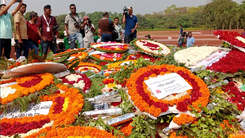 জাতীয় স্মৃতিসৌধে জাতির বীর সন্তানদের ফুলেল শ্রদ্ধা