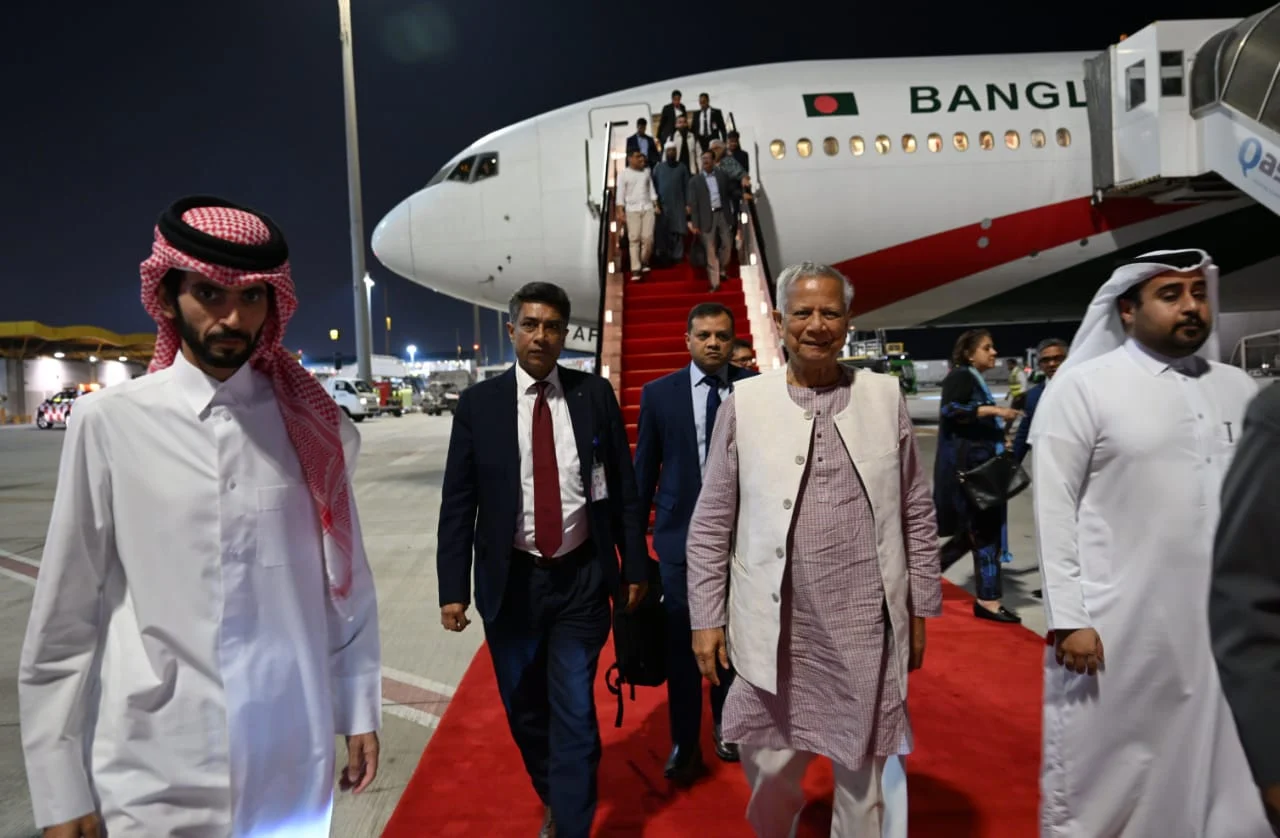 কাতারে পৌঁছেছেন প্রধান উপদেষ্টা