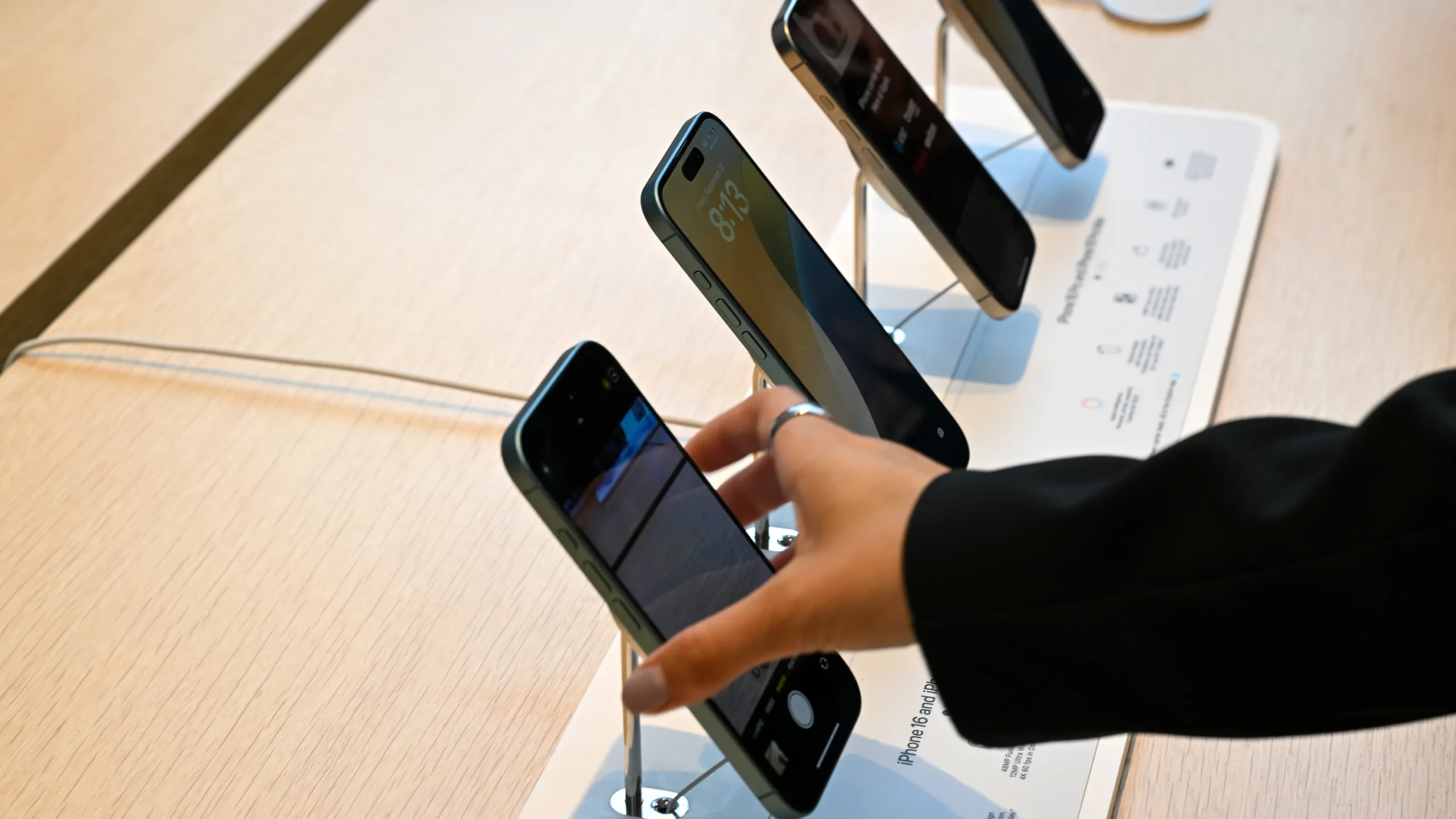 প্রযুক্তি খাতে সুসংবাদ, ট্রাম্পের নতুন শুল্ক থেকে ছাড় পেল স্মার্টফোন ও কম্পিউটার