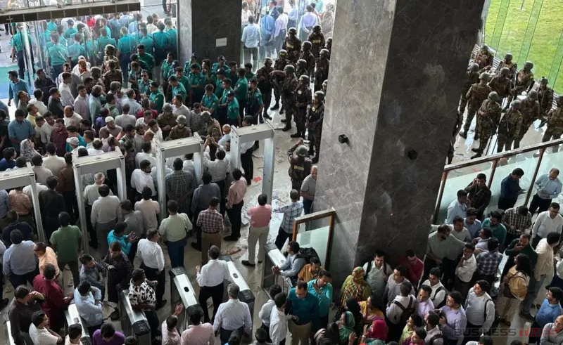 ৪ দাবিতে এনবিআরে পূর্ণাঙ্গ কর্মবিরতি, সেনা-পুলিশ মোতায়েন