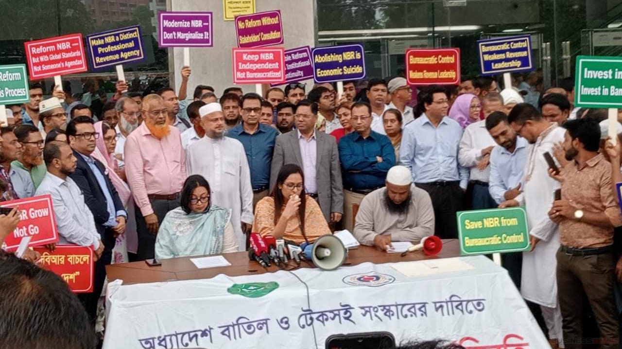 দেশে আমদানি-রপ্তানি বন্ধ ঘোষণা, কর্মবিরতি অব্যাহত
