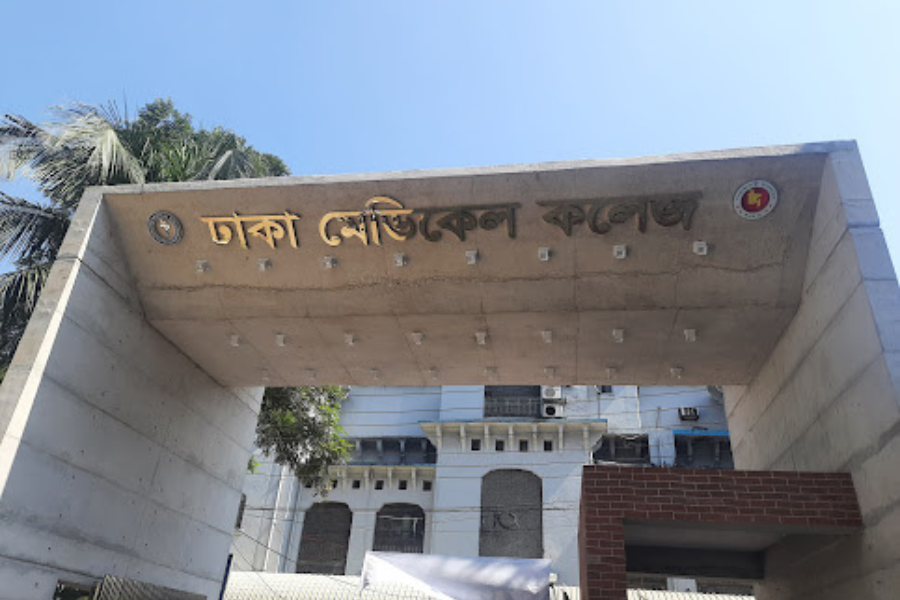 অনির্দিষ্টকালের জন্য বন্ধ ঘোষণা ঢাকা মেডিকেল কলেজ