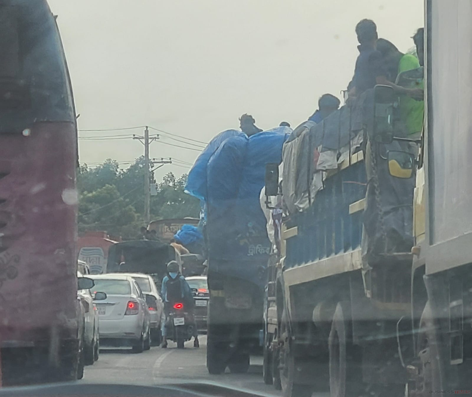 যমুনা সেতুর দুইপাশে বিশাল যানজট, ভোগান্তিতে নারী-শিশুসহ যাত্রীরা
