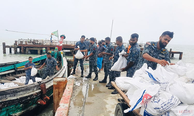 দুর্যোগকবলিত সেন্টমার্টিনে নৌবাহিনীর ত্রাণ ও চিকিৎসা সহায়তা
