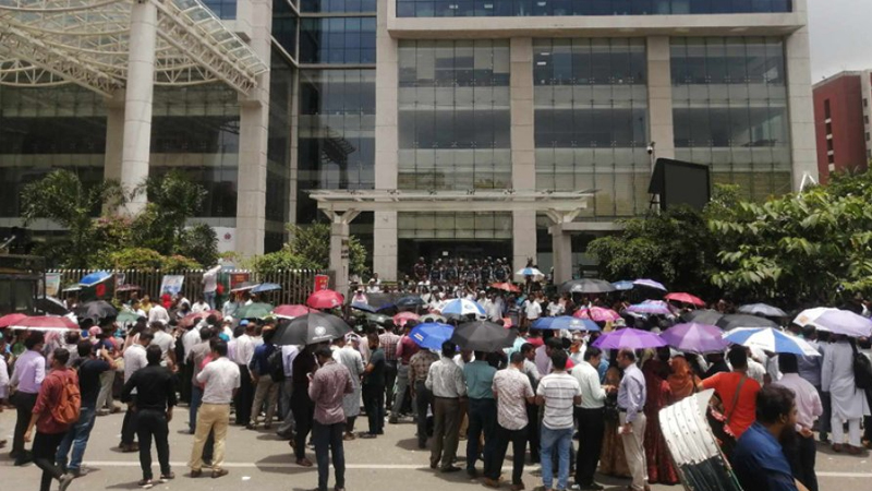 ‘কমপ্লিট শাটডাউন’ ও ‘মার্চ টু এনবিআর’ কর্মসূচিতে অচল রাজস্ব দফতর, চট্টগ্রাম বন্দর