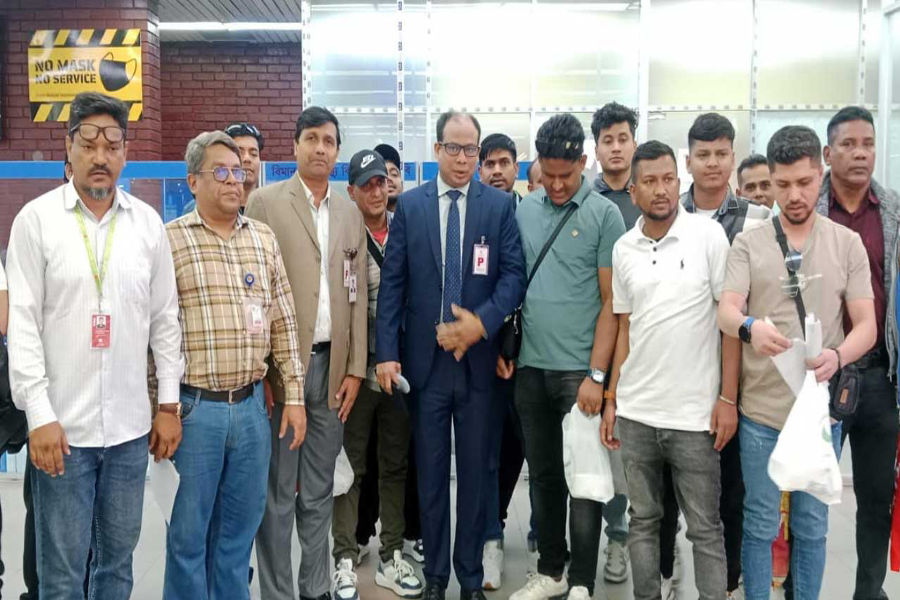 ইরান থেকে দেশে ফিরলেন আরও ৩২ বাংলাদেশি