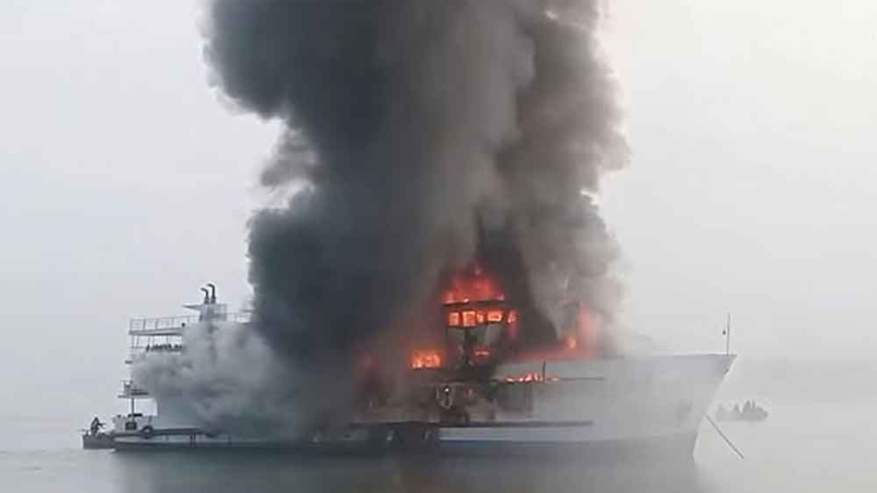 সেন্ট মার্টিনগামী পর্যটকবাহী জাহাজে ভয়াবহ আগুন