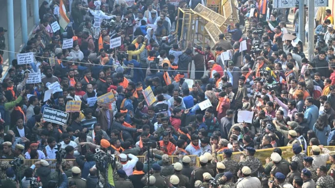 দিল্লি-কলকাতায় বাংলাদেশ হাইকমিশনের সামনে হিন্দুত্ববাদী সংগঠনের বিক্ষোভ, ব্যারিকেড ভাঙার চেষ্টা