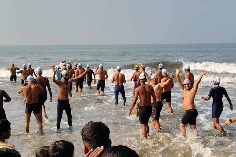 শাহপরীর দ্বীপ থেকে সেন্টমার্টিন: বাংলা চ্যানেল পাড়ি দিচ্ছেন ৩৫ সাঁতারু
