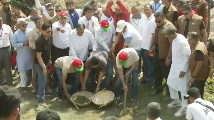 খাল খনন কর্মসূচির উদ্বোধন: কোদাল হাতে মাটি কেটে বাবাকে মনে করালেন প্রধানমন্ত্রী