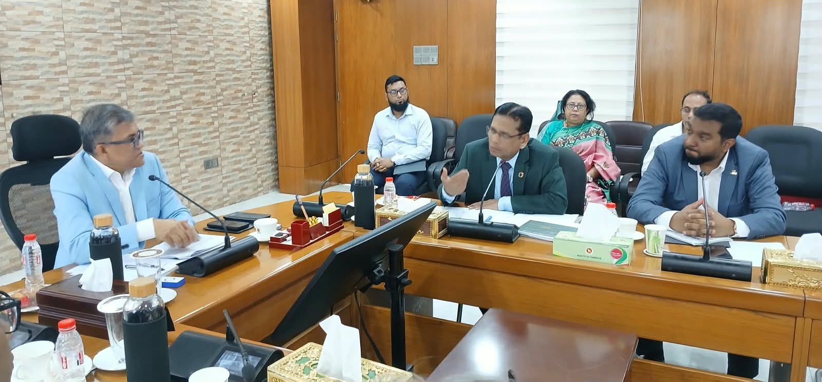 চাকরির পাশাপাশি শিক্ষার্থীদের উদ্যোক্তা হতে হবে